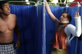 学校举行换衣服大赛，男的和女的互换衣服，小姐姐手打石膏却赢了视频封面