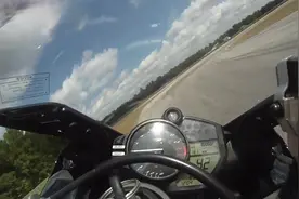 直击公路赛摩托压弯练习，雅马哈R1跑圈实拍视频封面