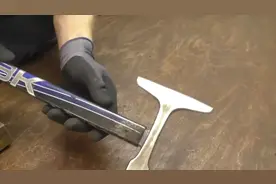 国外大叔用火车轨道制作一把铁斧，战斗民族就是不一般！