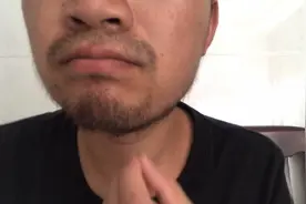 小伙的胡子太长太硬，剃须刀刮不掉，只能用剪刀来修理胡子了视频封面