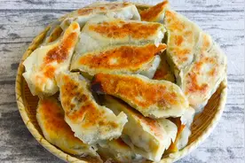 别蒸包子了，教你简单做锅贴，酥脆鲜香，好吃不腻，一次吃半锅