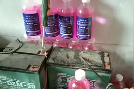 电瓶保养须知，一年左右的电瓶就可以加液，可以使电瓶长期使用视频封面