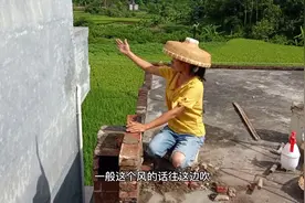 农村柴火灶的烟筒这样做，可以防风，厨柜师傅也做得美观大方视频封面