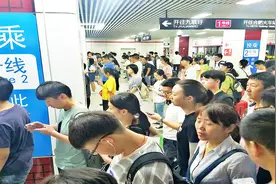 实拍安徽合肥早高峰地铁，虽比不过北上广，但也挤到怀疑人生视频封面