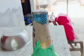 没开盖只有半瓶的哈尔滨啤酒，大家看看什么情况视频封面
