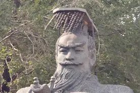 来到秦皇岛求仙入海处，这里有威武的秦始皇雕像，他要跟你干干杯