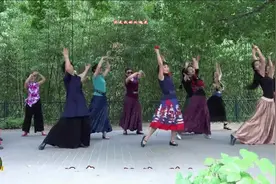 广场舞《玫瑰花》熟悉的旋律，优美的舞姿