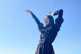 蔚蓝的天空可以这样拍照片，拍照姿势分享