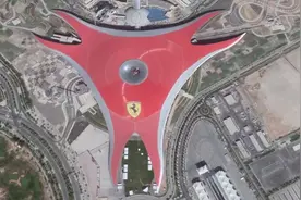 迪拜的法拉利主题公园，这个车标真大，这匹跃马真帅!