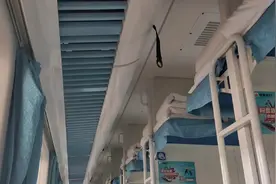 实拍火车残障人士专用卧铺，卫生间自动门，网友回复:挺好的！