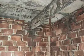 小伙子用一条铁管支撑快要断裂的横梁，老房子就靠这跟铁管支撑了视频封面