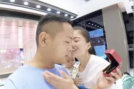 七夕节老公送明明一份大礼，明明高兴的回一个吻，一家三口真幸福视频封面