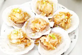 家常蒜蓉粉丝蒸扇贝做法，鲜到掉眉毛哦！