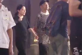 李晨被曝将成三胎父亲，妻子赵琼肚凸孕味足，身穿黑衣四肢仍纤细视频封面
