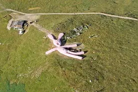 卫星视角下，意大利山顶出现60米巨型兔子，已存在10年！视频封面