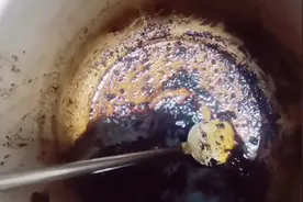 锅烧糊积碳了怎么办？光头帅哥教你一招轻松清除积碳视频封面