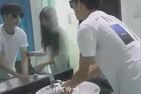 小伙走错女生厕所装盲人 结果被套路了视频封面