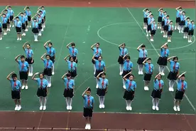 《在阳光下》韵律操