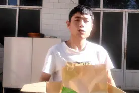 凉嗮自己家药材黄芪当归党参，讲解它们的功效，农民太朴实了