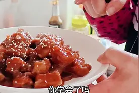 糖醋排骨不用炒糖色了，直接加番茄酱好看又好吃。味道美滋滋！