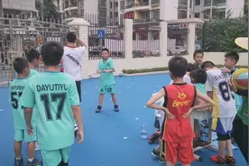 小学生3VS3篮球赛，家长比孩子更紧张，精彩程度不亚于CBA