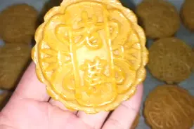 第一次做冬瓜蓉馅月饼味道不错哦！一条大冬瓜做了21个😂😂