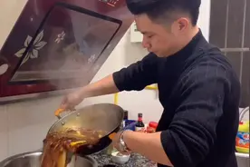 大厨在家自创“清油火锅锅底制作”味道巴适，一吃就停不下来。