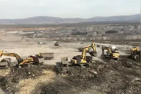 CAT 365C和小松PC800挖掘机与装载卡车作业视频视频封面