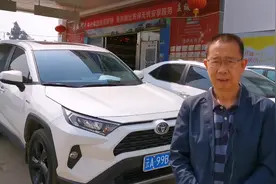 丰田RAV42.5混动荣放，4S店首检看机油是否增多，乳化。视频封面