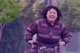 单亲妈妈教儿子坐公交车，自己在后面默默跟着视频封面