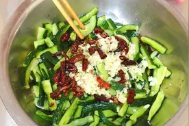 腌黄瓜怎么做？大亮教你一招，脆嫩爽口又开胃，腌少了不够吃