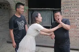 邻居小伙天天蹭烟吸，没想美女自制辣椒香烟，太有才了