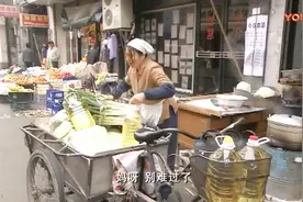 2003年非典疫情爆发，人们大量囤购粮油蔬菜，尤其白醋和板蓝根