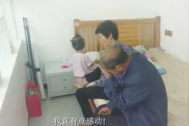 农村公公婆婆进城去儿媳家做客，公公为啥哭了？他说有点感动视频封面