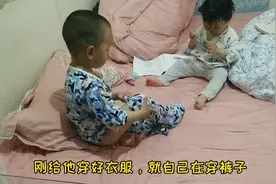 3岁小朋友能自己独立完成穿衣服吗，一起看看他能不能做到视频封面