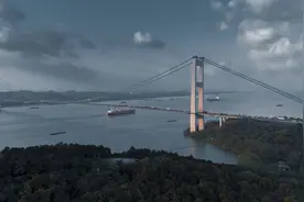 航拍江阴大桥，长江上面重要的交通枢纽工程之一，每到节假日必堵视频封面