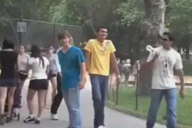 穿蓝衣服的小伙，你简直是屁王视频封面