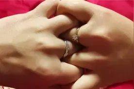 看看我这傻媳妇，睡觉还在笑。