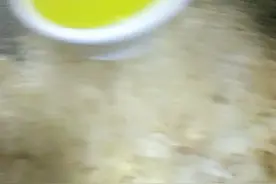 用电饭锅做爆米花。