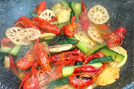 小龙虾这样吃才过瘾，配上莲藕青瓜土豆片，好吃停不下来