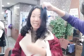 沙发毛糙自来卷，上面拉直下面烫卷，解决了小姐姐想烫发的难题！