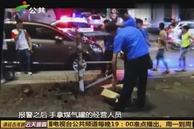 城管依法整治露天烧烤，疯狂摊贩提着煤气罐抗法大喊：同归于尽视频封面