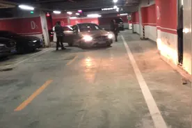 重庆金沙天街的车库脏乱差，管理混乱，设计不合理吧？停车难！视频封面