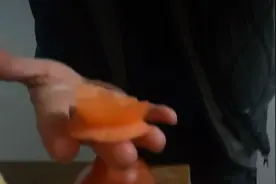 以前在饭店学的，西红柿皮也能做成花装饰盘边，怎么做的