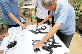 实拍农村白事上大爷写礼单，谁懂书法，看看写的怎么样？