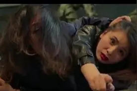 两个妹子在地上互掐，谁知小哥趁虚而入，捡了个大便宜！视频封面