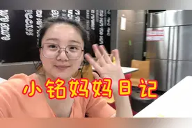 宝妈带1岁半宝宝第一次吃汉堡，全程宝宝自己动手吃，不哭不闹。