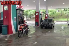 新加坡的油价还真不便宜，差不多都要打不起油了！