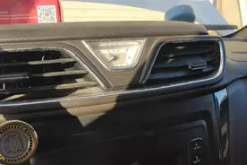 五菱宏光中控台上时钟表调整方法