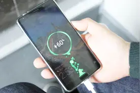 手机到底能不能边充电边玩？真的影响电池寿命吗？答案你很难想到视频封面